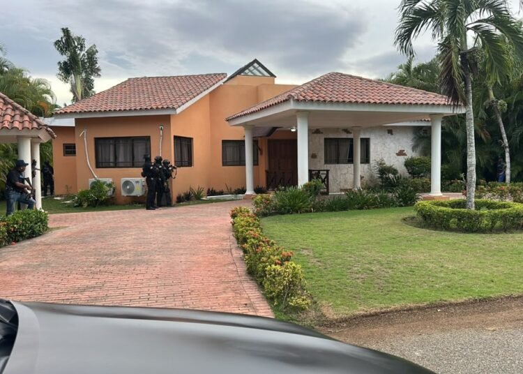 Policía arresta a ciudadano alemán y decomisa fusil y más de 34 mil dólares en Juan Dolio