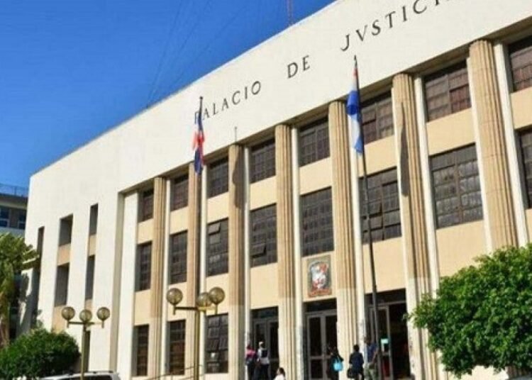 Prisión preventiva para mujer que drogó a un hombre para robarle relojes de lujo en Santo Domingo