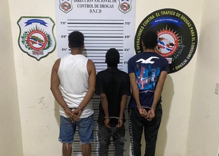DNCD arresta a tres presuntos integrantes de la red de microtráfico de El Cabo en La Vega