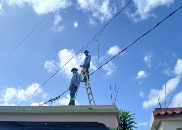 Peligro inminente en Hato Mayor denuncian cable de alta tensioÌn sobre vivienda