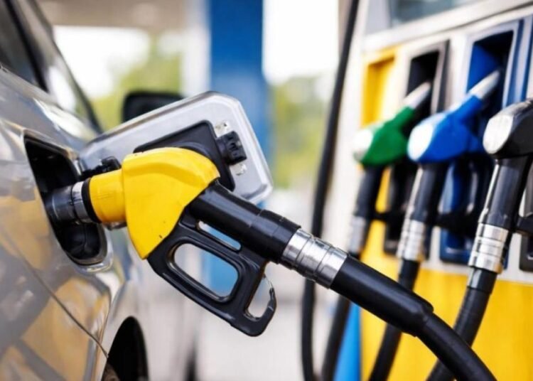 Guatemala frena el alza de precios y suspende impuestos al combustible por tres meses