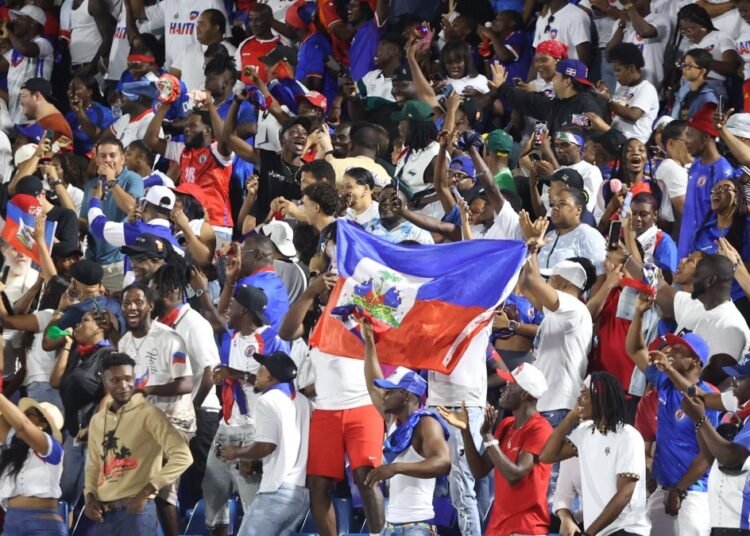 Fiesta caribeña: Fanáticos haitianos hacen vibrar el Estadio Olímpico ante República Dominicana