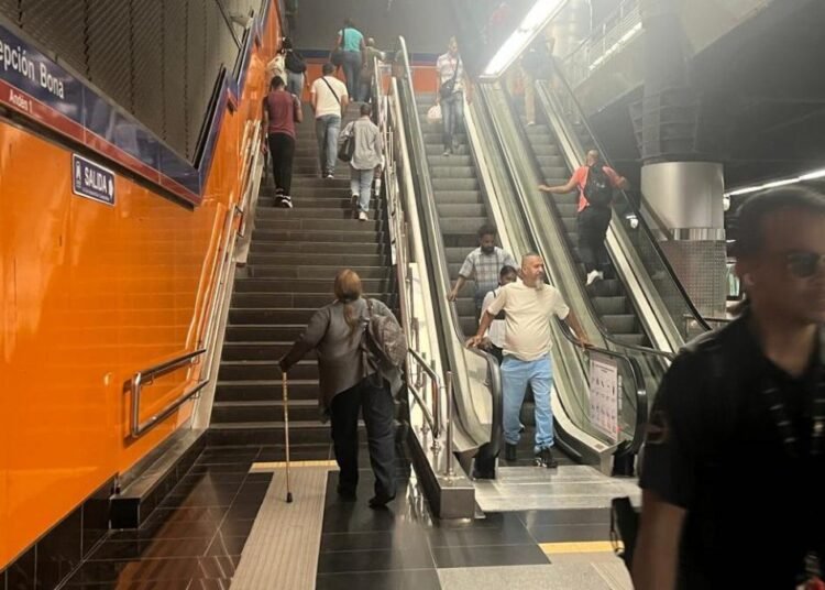 El calvario diario en el Metro de Santo Domingo por el colapso de escaleras y ascensores