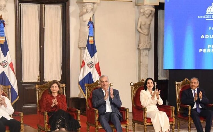 Luis Abinader entrega premios nacionales para honrar el valioso aporte de las personas mayores