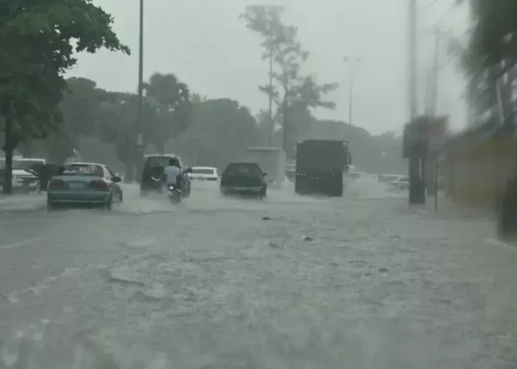 INDOMET emite alerta por fuertes lluvias, tormentas eléctricas y ráfagas de viento este sábado