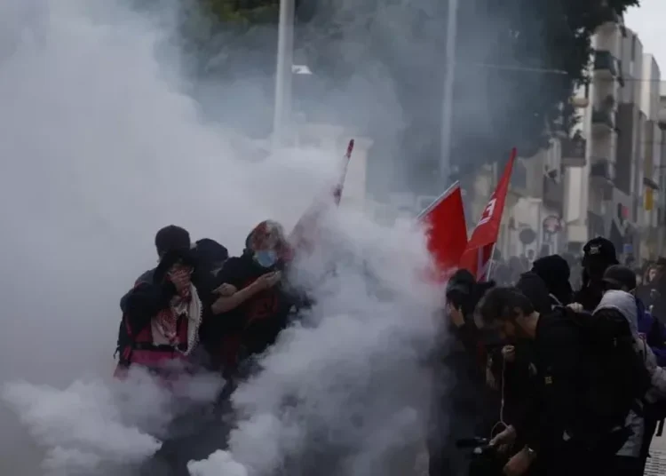 Miles de arrestos y violencia al alza en la tensa protesta estudiantil en Francia