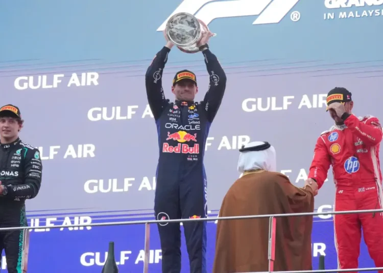 Max Verstappen rompe su mala racha y gana el Gran Premio de Bahréin en Malasia tras una carrera caótica