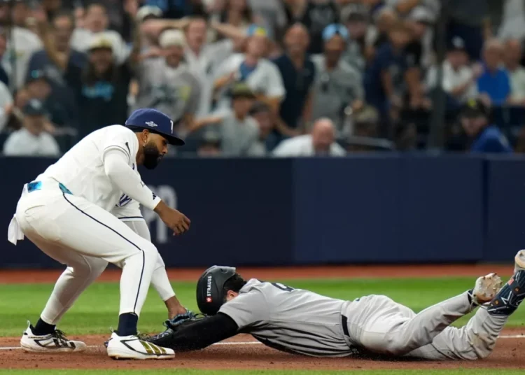 Un costoso error de Austin Wells en las bases condena a los Yankees en el primer juego de postemporada