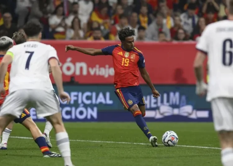 España vence con sufrimiento a República Checa por 3-1 en su versión más gris en la Liga de Naciones