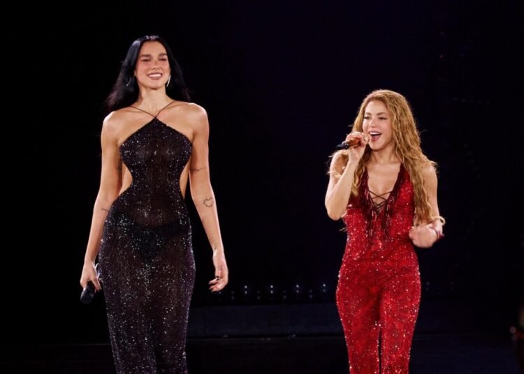 Dua Lipa sorprende a todos junto a Shakira en Madrid para cantar Antología