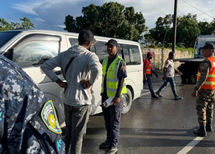 Intrant retiene cinco autobuses operados por haitianos en condición migratoria irregular en Friusa