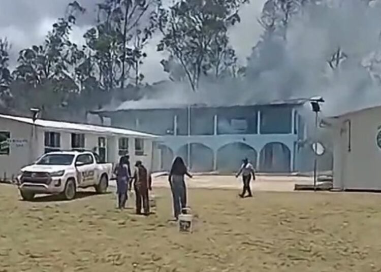 Atentado con explosivo provoca incendio y suspende votaciones en Perú