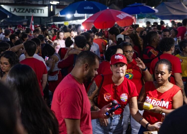 Flavio Bolsonaro lidera las elecciones en Brasil pero la ventaja sobre Lula se reduce a cinco puntos