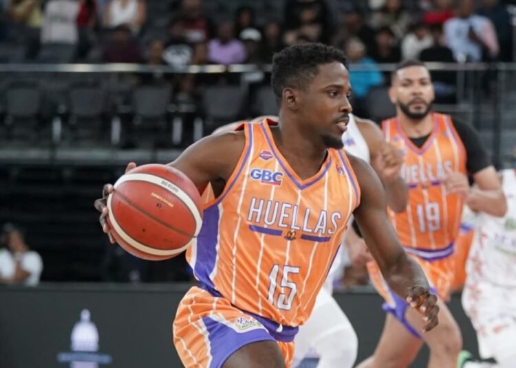 David Peguero impulsa a Huellas del Siglo a una victoria clave frente a Bameso en el baloncesto distrital