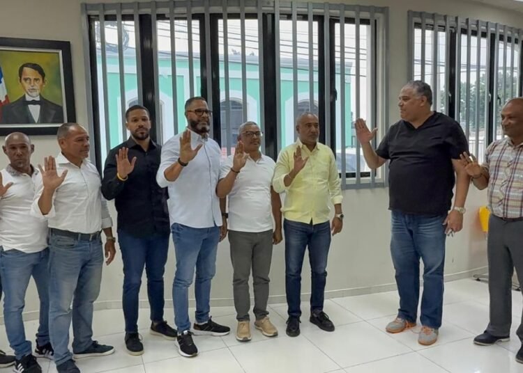 Danny Holguín asume la presidencia de la Asociación de Baloncesto de La Vega tras elecciones unánimes