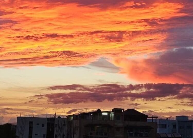 Por qué el cielo dominicano se tiñó de rojo y naranja: la explicación científica del INDOMET