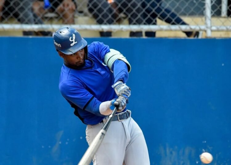 Orelvis Martínez brilla con cuatro impulsadas en empate entre Licey y Águilas