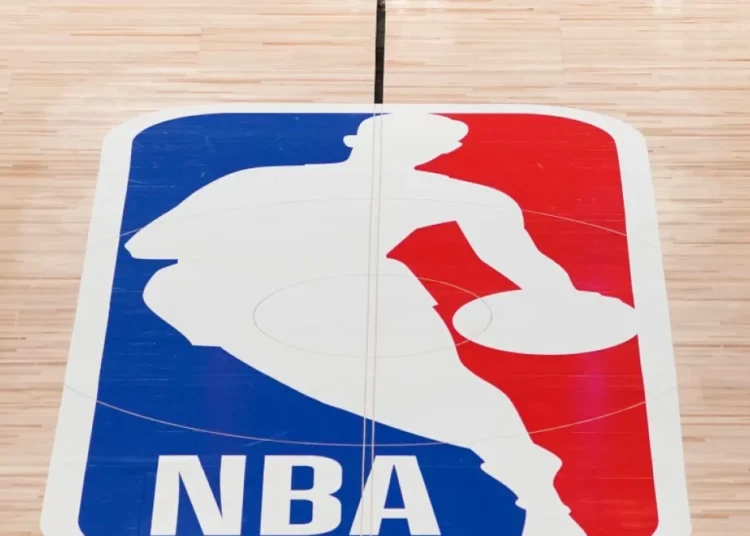 La NBA revoluciona el baloncesto probando balones inteligentes y tecnología arbitral