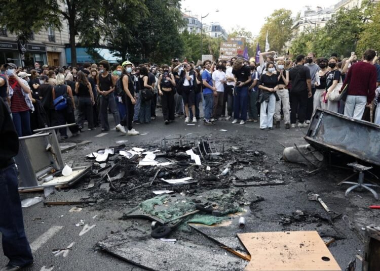 Las protestas estudiantiles acorralan al Gobierno francés en plena crisis con los mercados