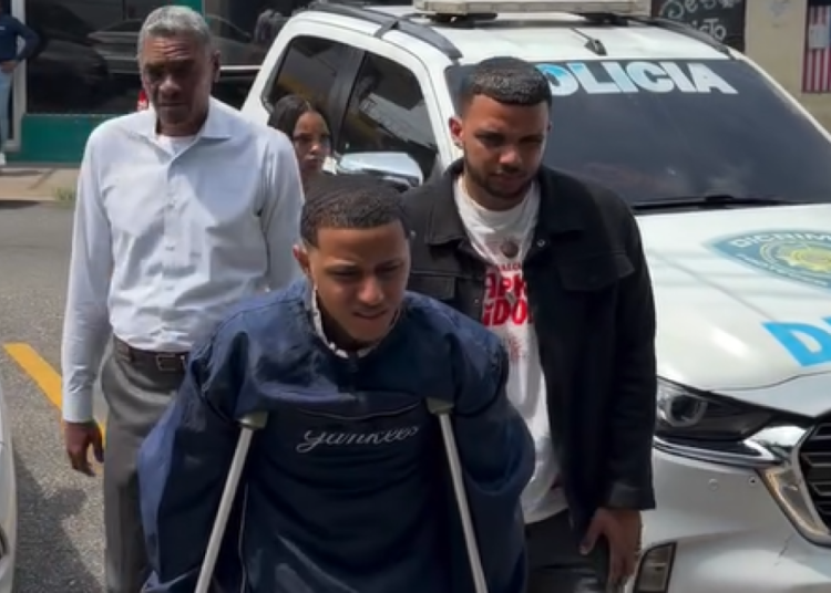 En muletas y herido se entrega a la Policía sospechoso de mortal tiroteo en Los Mina