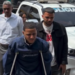 En muletas y herido se entrega a la Policía sospechoso de mortal tiroteo en Los Mina