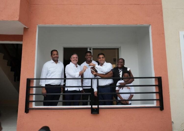 MIVED y Miderec entregan casa propia al atleta Christopher Melenciano