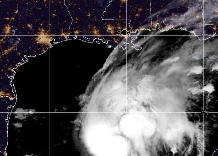 Huracán Isaías avanza hacia la costa de EE UU con evacuaciones obligatorias y alerta máxima