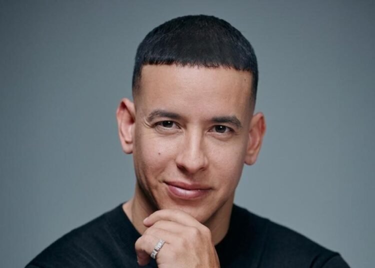 Daddy Yankee estrena BOTZ su nueva cancion romantica con un mensaje viral sobre los besos