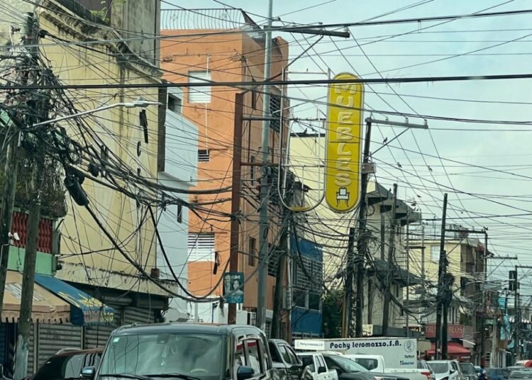 Postes de luz en el olvido la amenaza silente que pende sobre el Gran Santo Domingo