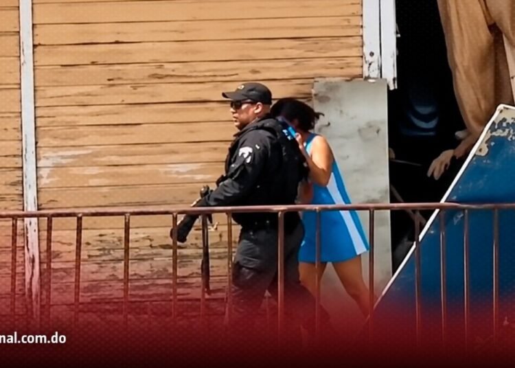 Rescatan a mujer que estaba raptada y encerrada por un hombre en Santiago