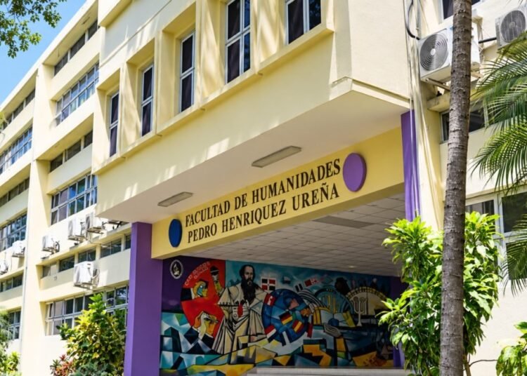 Estudiantes de la UASD denuncian a profesor de Psicología por venta obligatoria de su libro