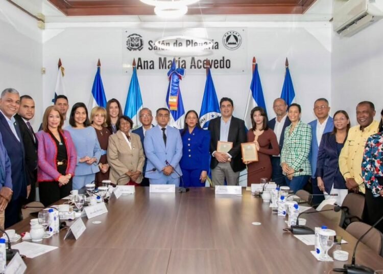 Parlacen premia el talento de dos destacados escritores dominicanos