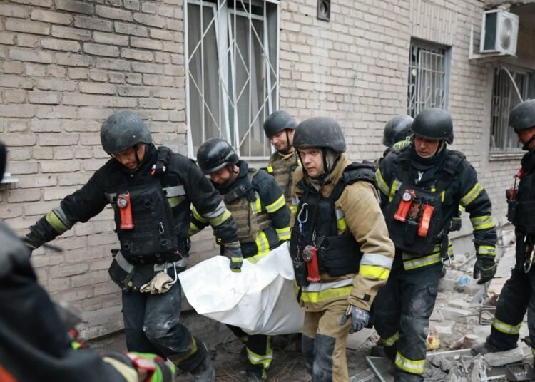 Ataques rusos matan a 15 personas en Ucrania tras el acuerdo de Trump y Putin sobre diésel