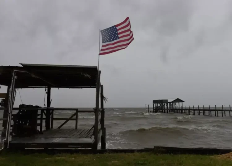 Huracán Isaías se debilita a categoría 1 tras tocar tierra en Florida
