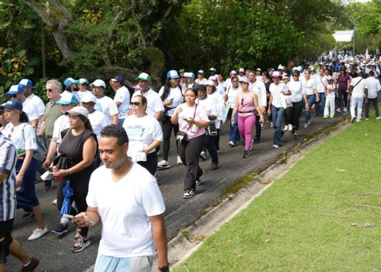 SNS realiza su primera caminata por la salud mental y resalta aumento de camas especializadas