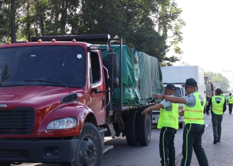 DIGESETT interviene 100 vehículos pesados en La Cumbre para prevenir accidentes viales