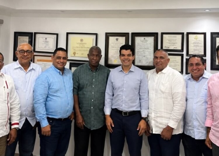 Cinco exdiputados se suman al proyecto presidencial de Wellington Arnaud rumbo a 2028