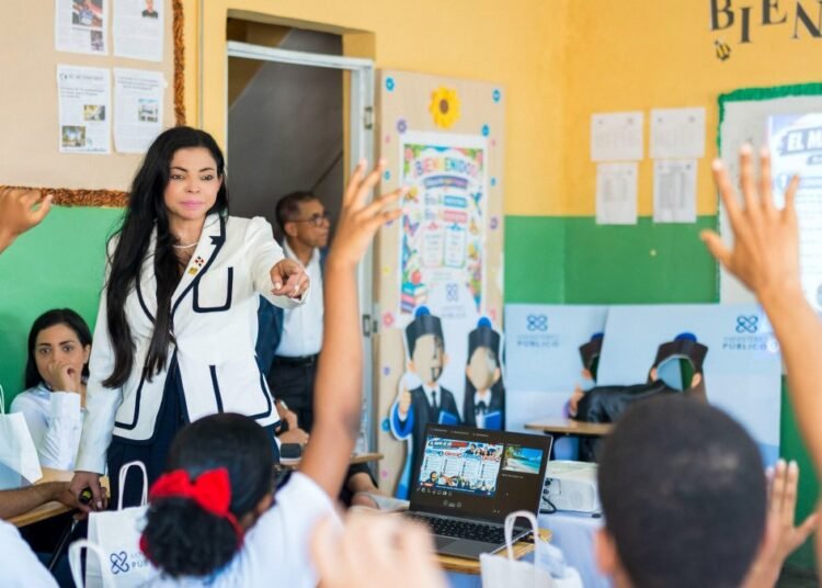 Yeni Berenice advierte a estudiantes que el bullying es delito con penas de cárcel