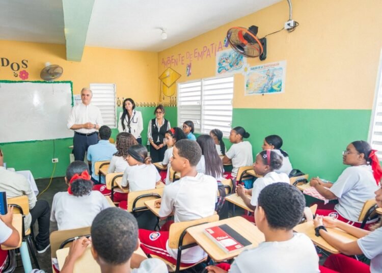 Yeni Berenice advierte a estudiantes sobre consecuencias legales del bullying en charla inspiradora