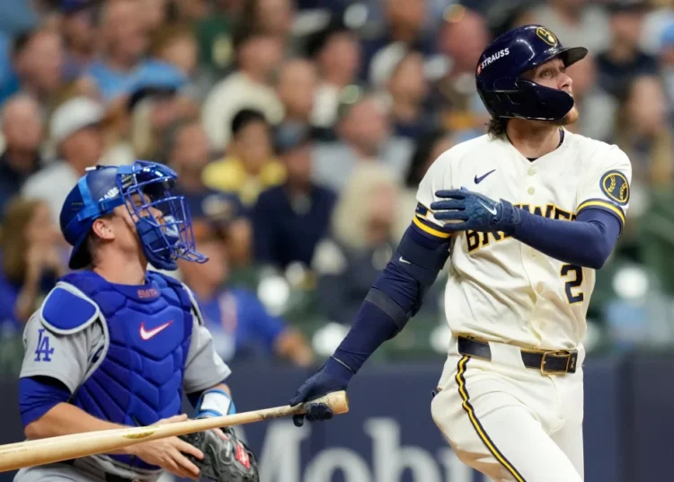 Cerveceros vencen a Dodgers con poderío en el inicio de la Serie de Campeonato