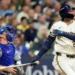 Cerveceros vencen a Dodgers con poderío en el inicio de la Serie de Campeonato