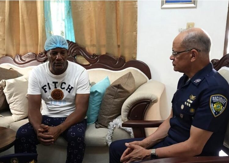 Director de la Policía visita en Villa Mella a mayor herido en operativo