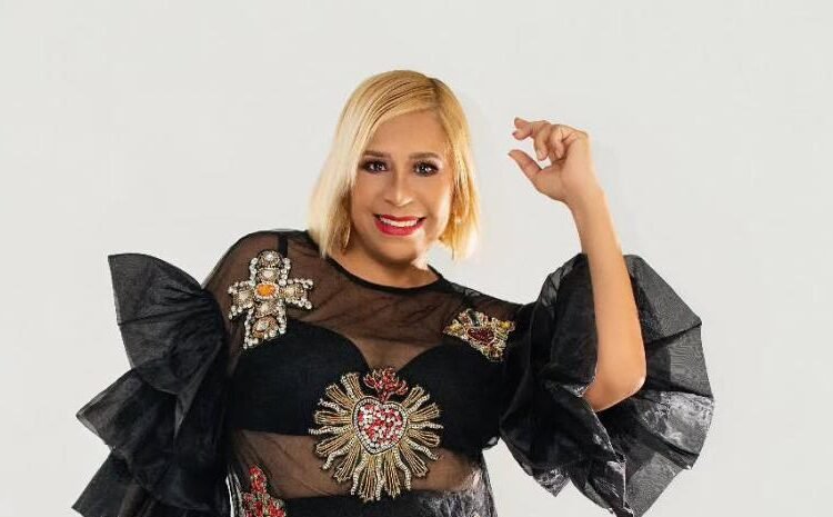 Artista Chabelly denuncia que chofer de transporte público chocó su vehículo en pleno tráfico