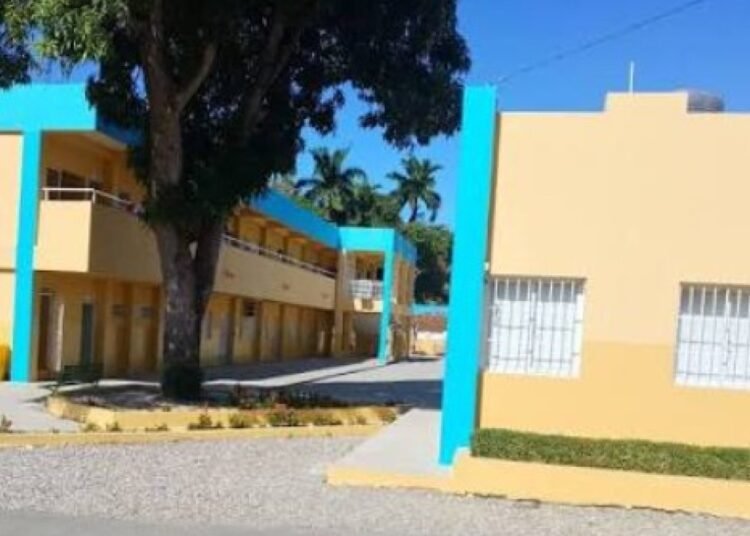 Momento de terror en Barahona: hombre ingresa armado a escuela para matar al director y la ADP condena el hecho