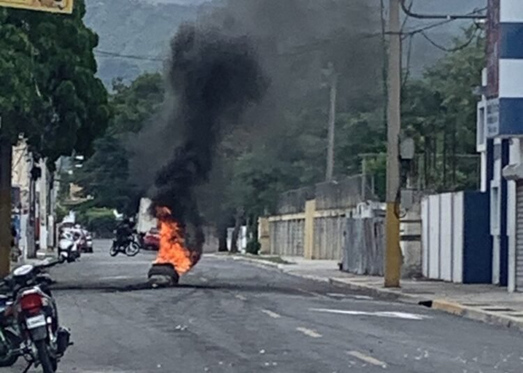 Huelga paraliza Bonao: cierran comercios, suspenden clases y queman neumáticos