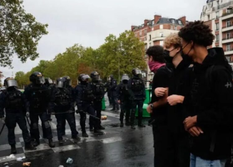 Estudiantes franceses paralizan París en masivas protestas con apoyo de Greta Thunberg
