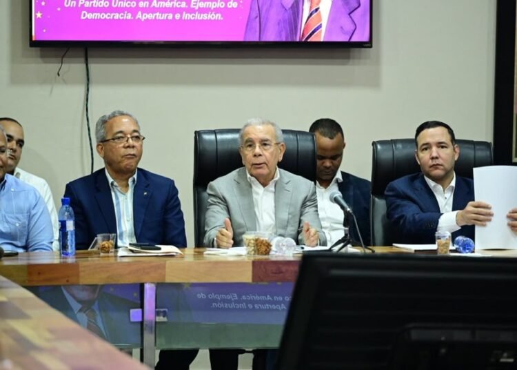 Danilo Medina ordena mudar las estructuras del PLD a las comunidades en estrategia electoral