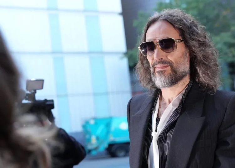 Comienza el juicio contra Russell Brand: fiscalía lo tacha de depredador sexual despiadado