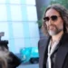 Comienza el juicio contra Russell Brand: fiscalía lo tacha de depredador sexual despiadado