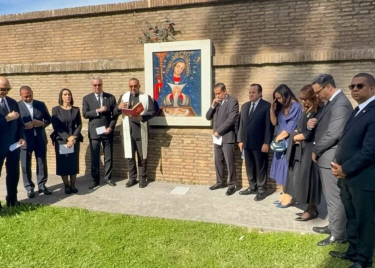 Luis Abinader reza un Padre Nuestro por la salud del papa León XIV en el Vaticano